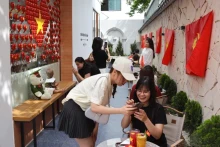 游客在咖啡店打卡。