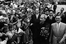 1957年7月21日，波兰党和国家领导人以及首都华沙众多民众热烈欢迎胡志明主席对波兰进行正式访问。（图片来源：越通社）