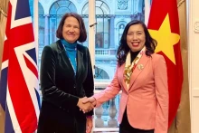 越南外交部副部长黎氏秋姮（右）与英国外交部国务秘书凯瑟琳·韦斯特。（图片来源：越通社）