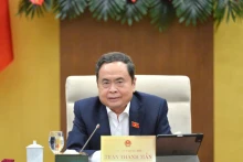 国会主席陈青敏在会上发表讲话。