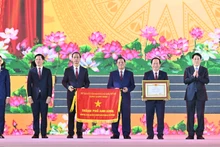 越南国家主席梁强向海防市授予“英雄城市”称号。