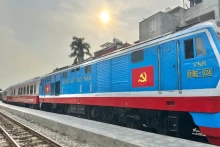“红凤凰号”豪华旅游列车正式开通 。