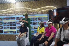 年轻人通过虚拟现实应用探索古芝地道的全新旅游产品。