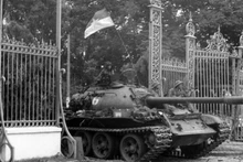 1975年4月30日中午，第2军团第304师装甲第203旅的坦克驶入独立宫。（图片来源：陈梅享/越通社） 