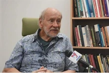 澳大利亚国立大学克劳福德公共政策学院名誉教授哈尔·希尔。（图片来源：越通社）