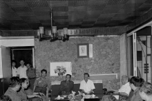 1977年，越共中央总书记黎笋会见对越南进行友好访问的老挝政府副总理、国防部长坎代·西潘敦。
