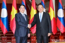 越南国家主席梁强会见老挝总理宋赛·西潘敦。