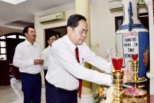 越南国会主席陈青敏进香缅怀已故国会主席阮友寿。（图片来源：越通社）