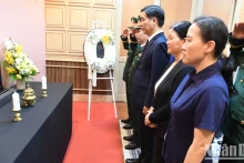 越南原国家主席陈德良吊唁仪式在越南驻泰国大使馆举行。