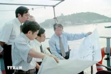 1997年10月15日，陈德良主席检察下龙湾规划，确保经济发展和保护环境景观。（图片来源：越通社）