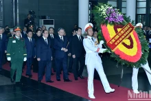 党、国家、国会、政府、越南祖国阵线、各部委怀着无比沉痛的心情齐聚越南国家殡仪馆，出席原国家主席陈德良的吊唁仪式。
