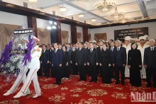 胡志明市市委、市人民议会、市人民委员会、越南祖国阵线胡志明市委员会代表团向原国家主席陈德良同志敬献花圈并上香致哀。