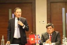 越南驻英国大使杜明雄发表讲话。（图片来源：越通社）