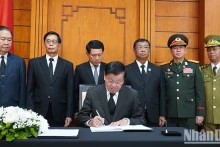老挝人民革命党中央总书记、国家主席通伦·西苏里在吊唁簿上留言。（图片来源：越通社）