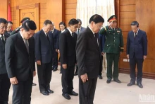 老挝人民革命党中央总书记、国家主席通伦·西苏里吊唁原国家主席陈德良。