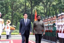 国家主席梁强与斯里兰卡总统迪萨纳亚克检阅仪仗队。（图片来源：越通社）