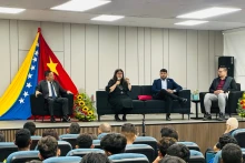 纪念越南南方解放、国家统一50周年集会场景。（图片来源：越通社）