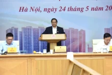政府总理范明正在会上发表讲话。