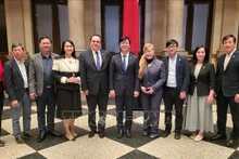 越南之声广播电台代表与墨西哥记者协会代表合影。（图片来源：越通社）