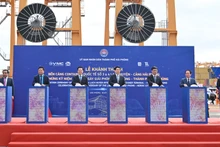 越南国家主席梁强和各位代表出席海防国际集装箱码头落成典礼。