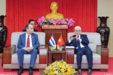 越共中央委员、平阳省省委书记阮文利（右）与古巴共和国驻越南大使罗赫略 · 波兰科 · 富恩特斯。