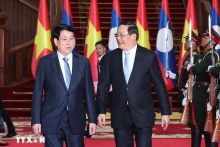 越南国家主席梁强与老挝政府总理宋赛·西潘敦。