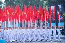纪念南方解放、国家统一50周年庆典暨阅兵和群众游行上的国旗党旗方阵。（图片来源：越通社）