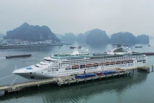 “太平洋世界号”邮轮停靠下龙国际邮轮港。