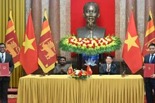 越南国家主席梁强与斯里兰卡总统阿努拉·库马拉·迪萨纳亚克出席两国合作文件签署仪式。