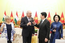 越南国家主席梁强偕夫人设宴招待匈牙利总统偕夫人。（图片来源：越通社） 