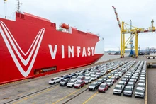 VinFast 电动汽车在越南海防市Mipec-MPC港启航驶向印度尼西亚雅加达。（心武 摄）