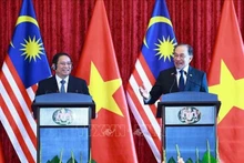 范明正总理与马来西亚总理在吉隆坡会谈后共同会见两国媒体。（图片来源：越通社）