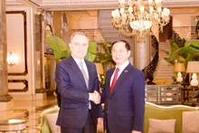 越南政府副总理兼外交部长裴青山会见阿塞拜疆外交部长杰伊洪·巴伊拉莫夫。