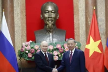 越南国家主席苏林（现任越共中央总书记）2024年6月20日在主席府与从2024年6月19日至20日对越南进行国事访问的俄罗斯总统普京举行会谈。（图片来源：越通社）