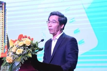 岘港市人民委员会副主席陈志强在研讨会上发表讲话。