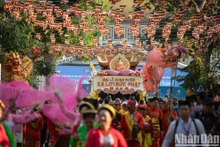 河内市民热烈迎接释迦牟尼佛舍利恭迎至馆使寺。 