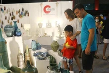 游客参观同奈省陶瓷节。（图片来源：越通社）