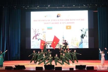 《我们的军队——英雄的军队》节目由越南留学生表演。