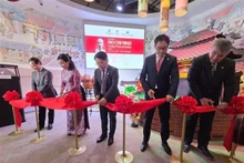 各位代表为“胡志明主席——和平与友谊象征”展览会开幕剪彩。（图片来源：越通社）