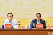 越南政府党委书记、政府总理范明正与越南国会党委书记、国会主席陈青敏共同主持会议。
