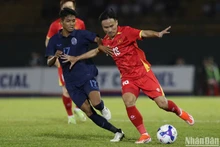 越南国足以2-1战胜柬埔寨 为迎战老挝奠定良好开局。（山松 摄）