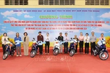 向困难家庭捐赠摩托车作为谋生工具。（图片来源：越通社）