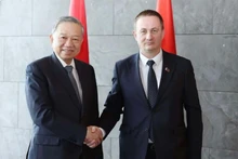 越共中央总书记苏林与白俄罗斯总理图尔钦亲切握手。（图片来源：越通社）