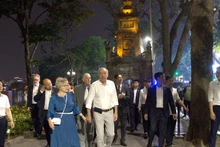 匈牙利总统和夫人在河内市还剑湖周边地区漫步。