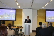 新南威尔士州建筑承包商协会代表 Jacky He 在论坛上发表讲话。（图片来源：越通社）