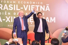越南政府总理范明正与巴西总统卢拉出席越巴经济论坛。（陈海 摄）
