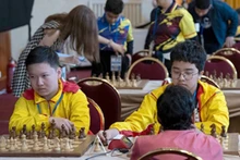 越南棋手阮南杰〈左〉在2025年世界青少年国际象棋快棋和超快棋锦标赛中表现十分出色。