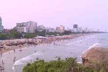在4·30和5·1五天假期高峰期间，清化省接待大量游客前来参观旅游。（太平 摄）