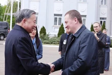 越共中央总书记苏林与白俄罗斯总理亚历山大·图尔钦参观明斯克拖拉机厂。