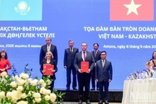 越共中央总书记苏林见证越捷航空与哈萨克航空签署业务特许经营协议的交换仪式。